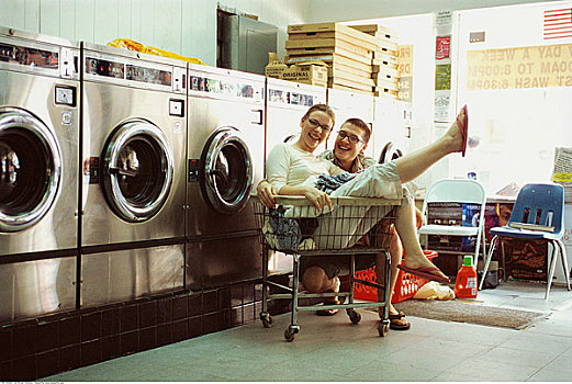 伴侣,自助洗衣店