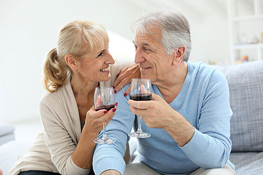 愉悦,老年,夫妻,欢呼,葡萄酒杯