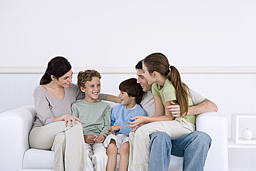 家庭,三个孩子,坐,一起,沙发,交谈