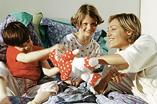 家庭,玩,毛绒玩具,床上,微笑