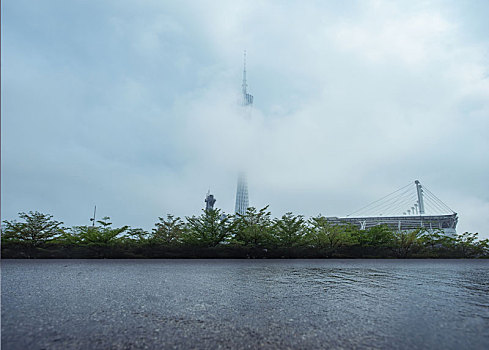 云雾缭绕广州塔的汽车背景