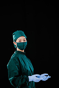 一位年轻女外科医生肖像