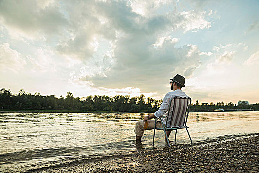 男青年,坐,椅子,湖岸