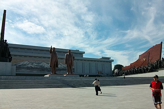 朝鲜平壤万寿台的金日成与金正日巨型铜像