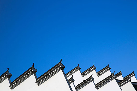 蓝天下的黑白马头墙古建筑