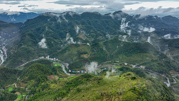 重庆酉阳,秋雨雾蒙笼大地