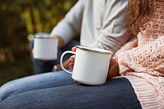 局部,坐,夫妇,花园,咖啡杯