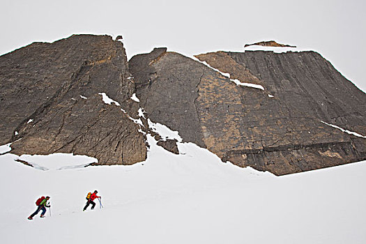两个,男性,边远地区,滑雪者,去皮,向上,陡坡,冰河,住宿,不列颠哥伦比亚省,加拿大