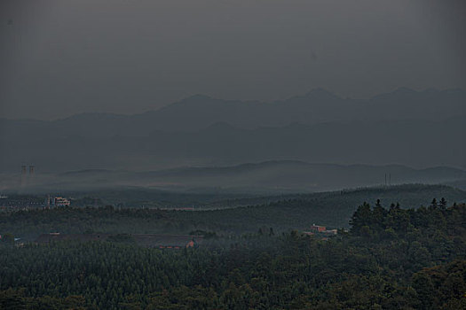 烟囱,冷却塔,群山,树林,蓝天,烟,污染