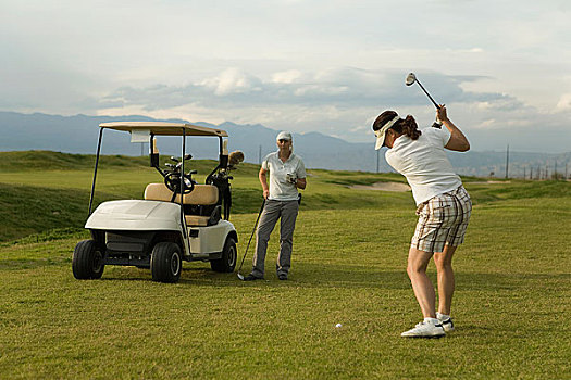 两个女人,玩,高尔夫,一起,棕榈泉,加利福尼亚,美国