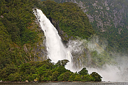 瀑布,肿胀,重,雨,米尔福德峡湾,峡湾国家公园,南岛,新西兰