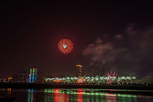 烟花,建筑群,河流,夜景,水,灯,节日