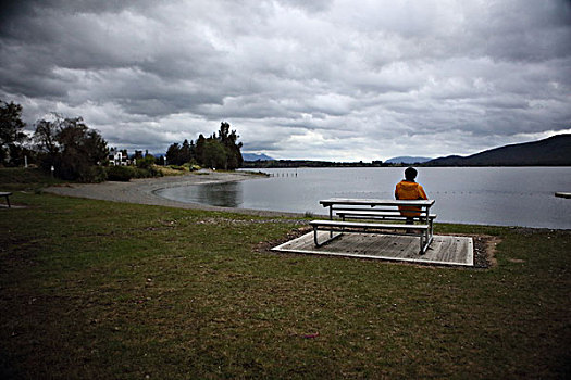蒂阿瑙湖畔