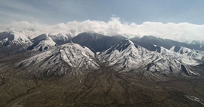 新疆巴里坤,谷雨雪后天山美