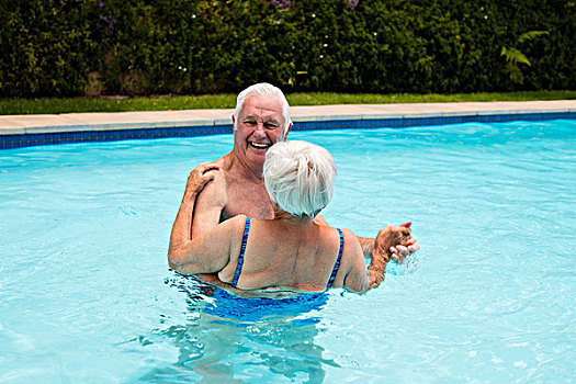 老年,夫妻,跳舞,游泳池,高兴
