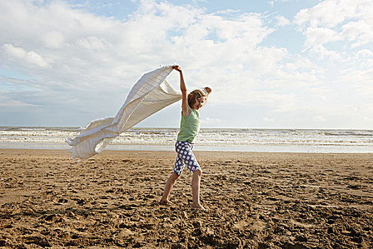 女孩,拿着,向上,毯子,微风,海滩,沙,肯特郡,英国