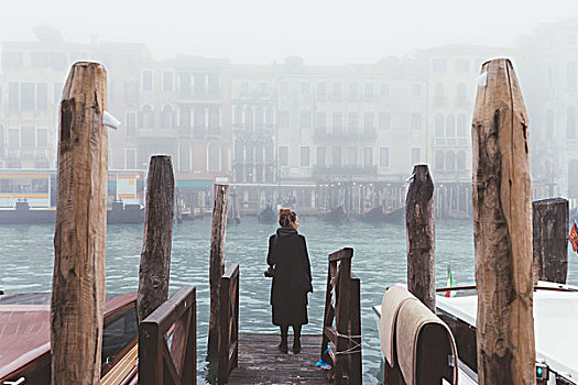 后视图,女人,向外看,模糊,运河,码头,威尼斯,意大利