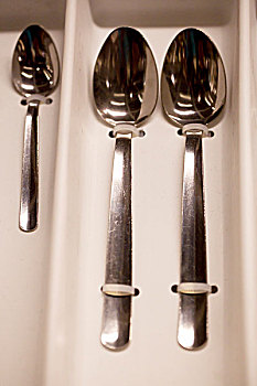 三把整齐的金属餐具勺子