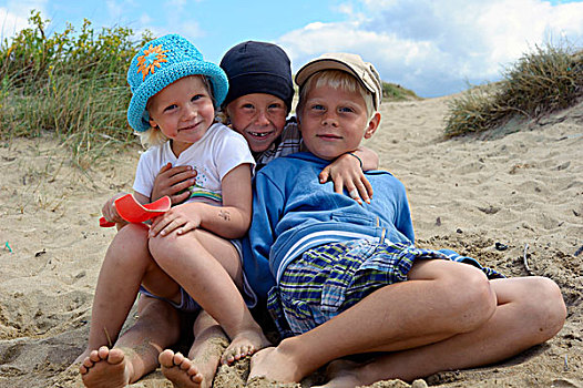 三个,小孩,坐,一起,海滩,布列塔尼,法国,欧洲