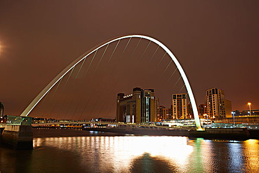 千禧桥,夜晚,泰恩河畔纽卡斯尔,英国