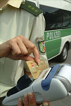 德国,杜伊斯堡,支付,速度,警察,驾驶员,人,罐,钱,信用卡,读卡器,汽车