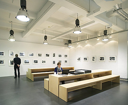 伦敦,办公室,英国,2009年,内景,展示,开放式格局,画廊,区域,整洁,木桌,长椅