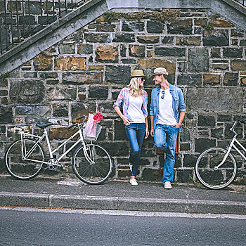 时尚,年轻,情侣,站立,砖墙,自行车