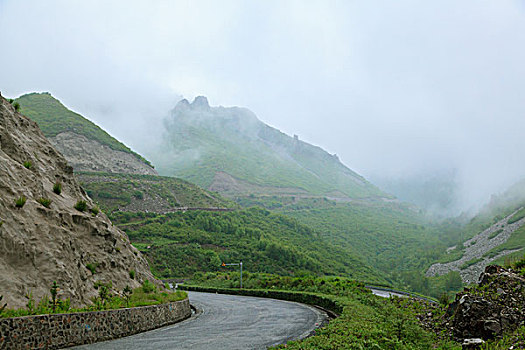 山间公路穿行于云雾之中