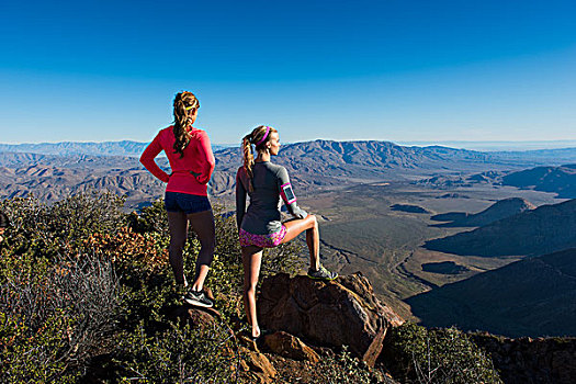 两个,女性,越野跑,朋友,向外看,上方,风景,太平洋,山峰,小路,松树,山谷,加利福尼亚,美国
