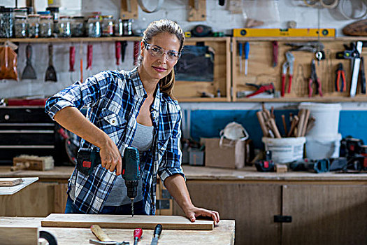 女性,木匠,钻,洞,厚木板,工作台