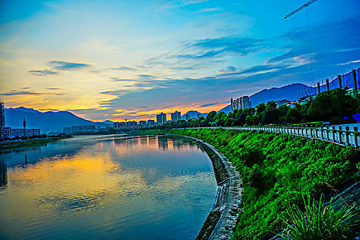 建筑群,高楼,河,灯,夜景,倒影,蓝天,白云