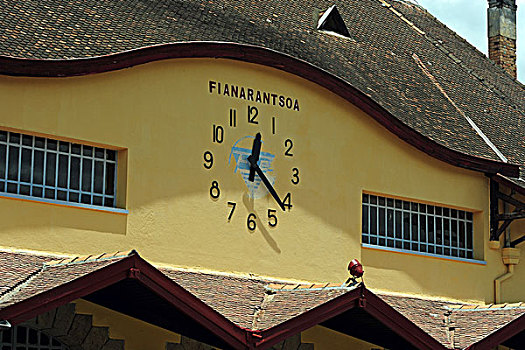 madagascar,fianarantsoa,clock,at,train,station