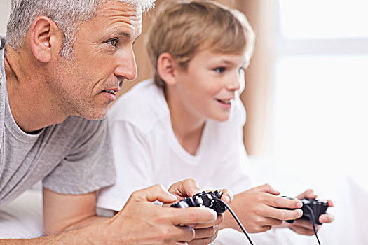 父亲,玩电玩,年轻,儿子