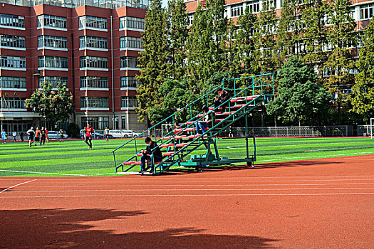 上海交通大学校园足球场运动的学生和校园景致