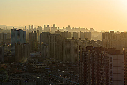 鳞次栉比的城市建筑夕阳剪影