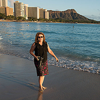 女人,微笑,拿着,相机,海滩,怀基基海滩,檀香山,瓦胡岛,夏威夷,美国