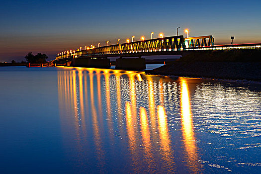 开合桥,跨越,夜晚,乌瑟多姆岛,岛屿,梅克伦堡前波莫瑞州,德国,欧洲
