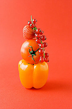 安放,胡椒,西红柿,草莓,红醋栗,橙色背景