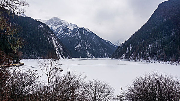 九寨沟的长海与雪山