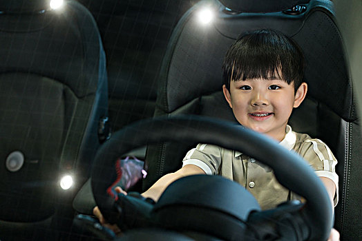小男孩体验当司机