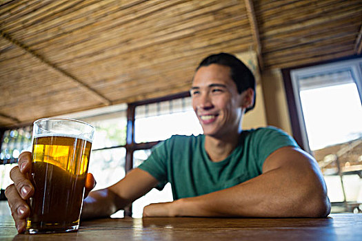 微笑,男人,啤酒杯,看别处,吧台