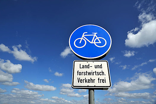骑自行车,小路,路标,蓝天,云,梅克伦堡前波莫瑞州,德国,欧洲