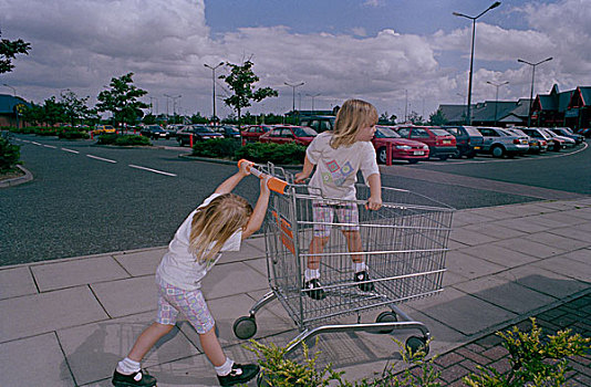 相似,女孩,玩,超市,手推车,停车场,东北方,英格兰