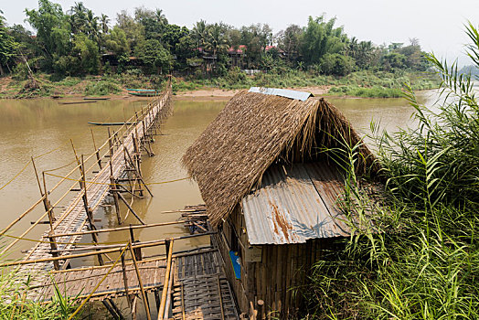 老挝琅勃拉邦古城南坎上是竹桥