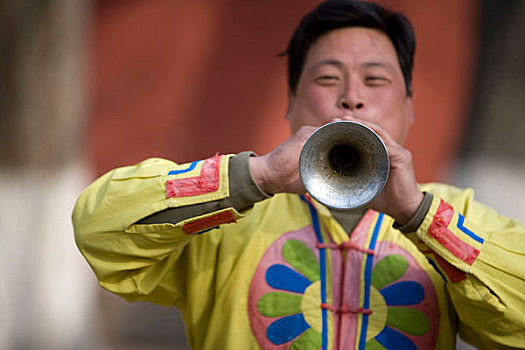 北京春节庙会上的传统节目表演