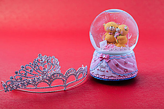 水晶球旋转爱情小熊和水晶皇冠