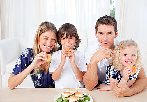微笑,家庭,吃,汉堡包,客厅