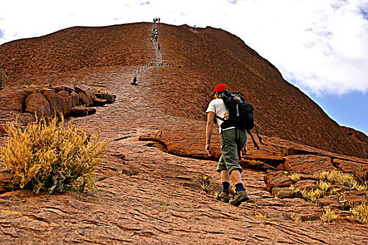 人,攀登,乌卢鲁巨石,艾尔斯岩,乌卢鲁国家公园,北领地州,澳大利亚