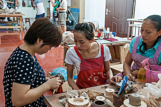 重庆市荣昌县安陶博物馆制陶工作室内工匠们正在制作荣昌陶