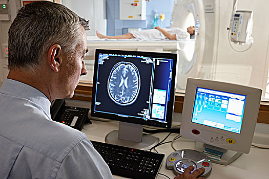 放射科医生,看,脑扫描,图像,电脑屏幕